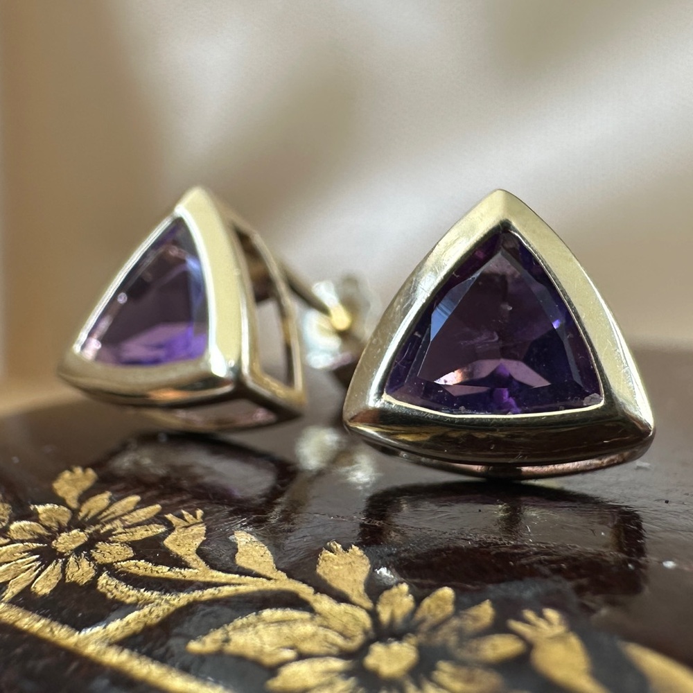 Vintage 14k Yellow Gold Triangle Trillion Bezel Purple Amethyst Stud Earrings